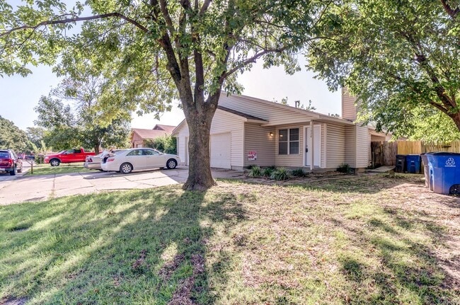 Building Photo - 2 Bed | 1 Bath in East Tulsa!