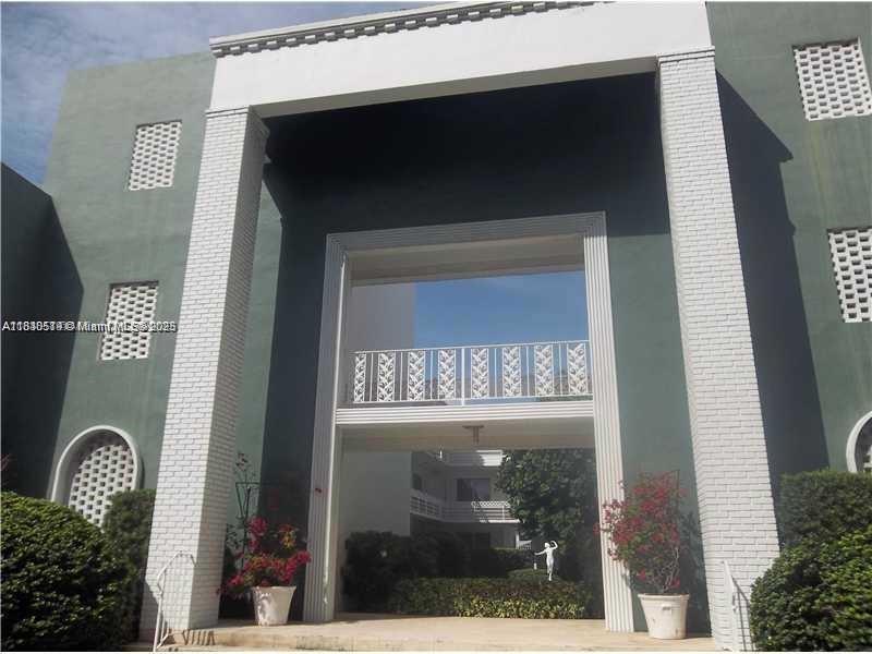 Foto principal - 9920 Collins Ave