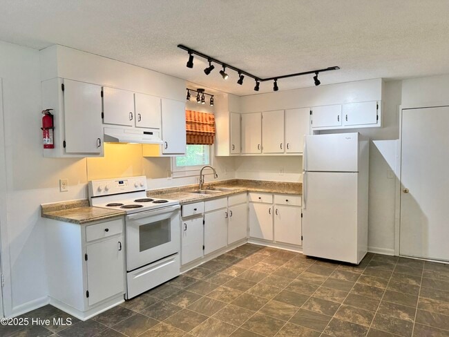 Building Photo - 107 Leonda Dr