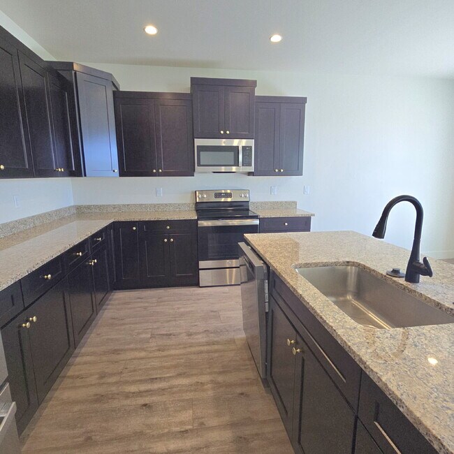 Foto del edificio - Move-in ready! 4 bedroom house with 3 car ...