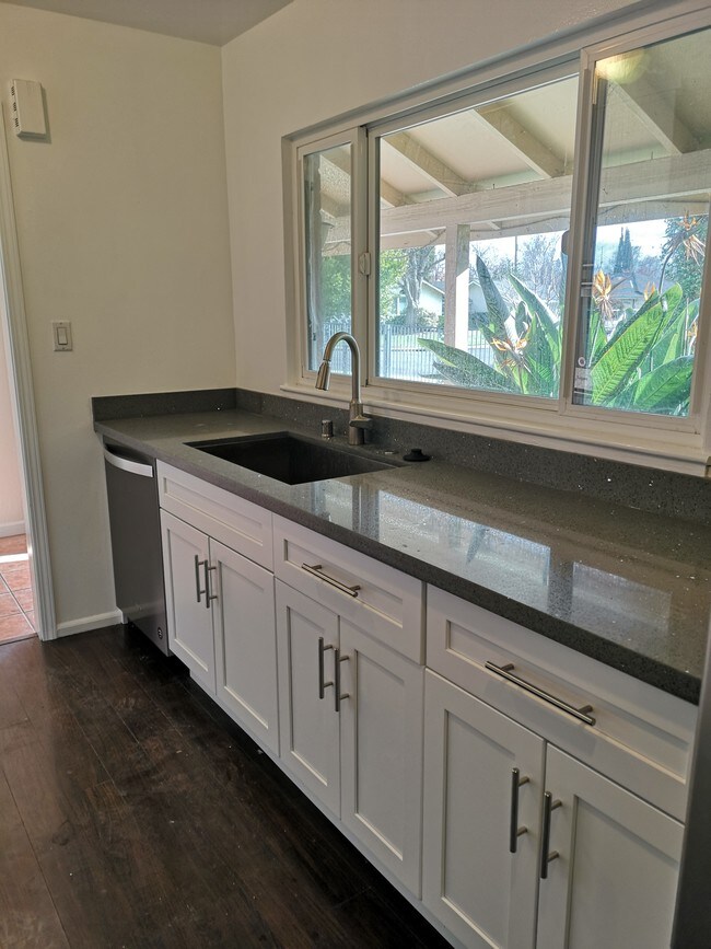 Building Photo - 3843 Sullivan Dr