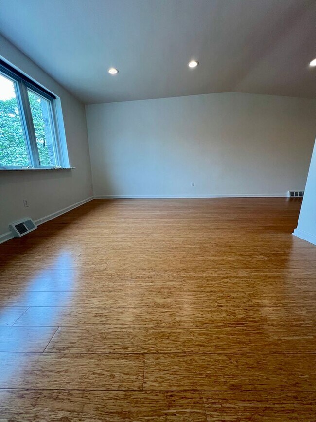 Foto del edificio - Gorgeous 3-Bedroom Townhome with One-Car Garage in Roxborough! Available NOW!