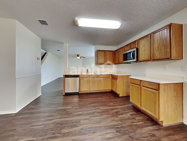 Building Photo - 205 Phlox Ln