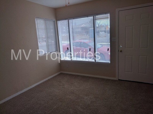 Building Photo - 1216 Viola St