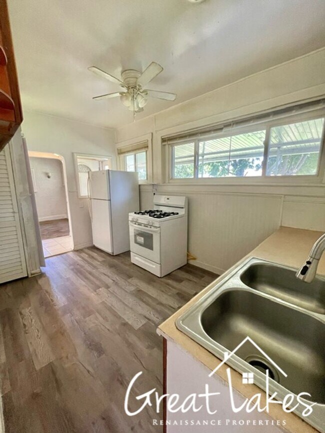 Building Photo - $200 OFF FIRST MONTH'S RENT: Charming 2 be...