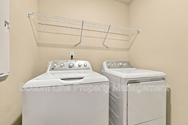 Foto del edificio - 5817 Woodlawn Dr