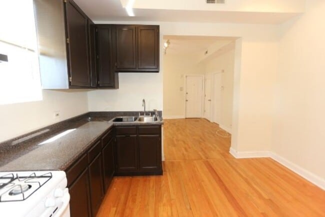 Building Photo - 1411 W Erie St
