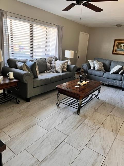 Foto del edificio - 22497 Glen Ave