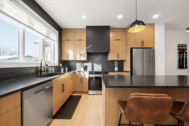 Building Photo - 11232 127 Street-SI ID1491162P