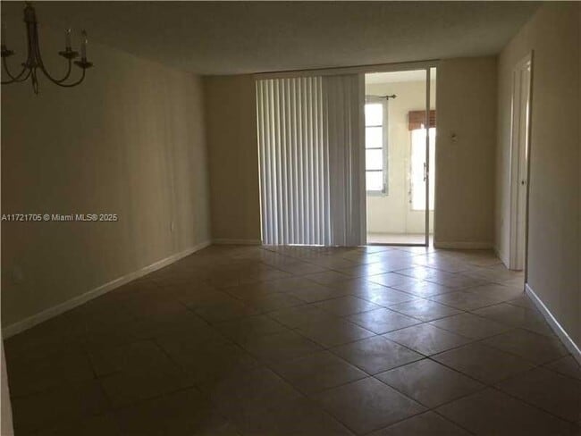 Foto del edificio - 8300 Sunrise Lakes Blvd