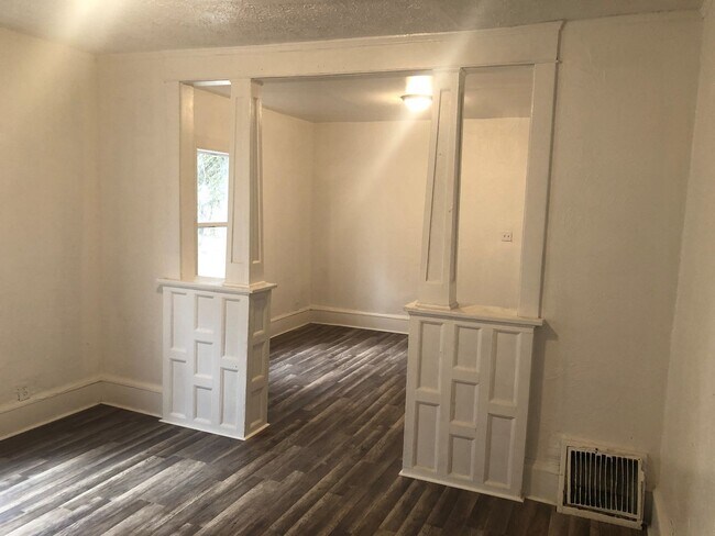 Foto del edificio - 507 - 1127-29 Victory Street