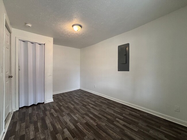 Building Photo - GREAT RECENTLY REMODELED 2 Bedroom Home wi...