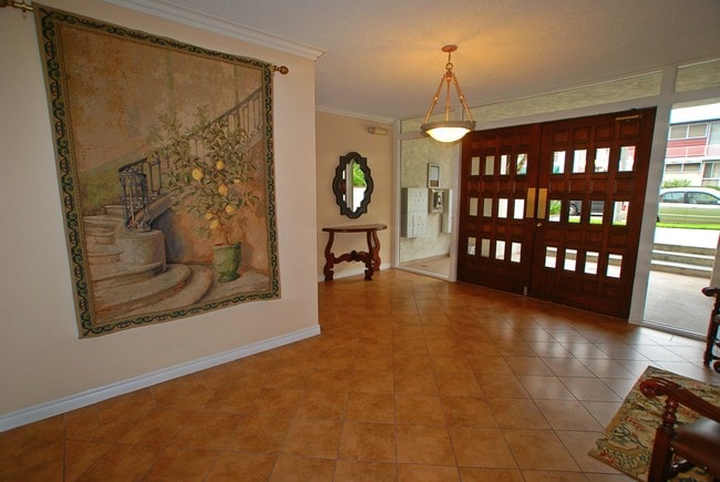 Building Photo - HML - Hamel Granada