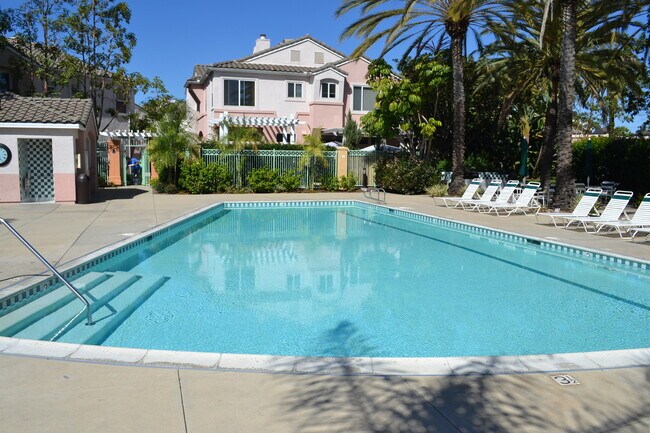 Foto del edificio - Spacious 3 Bedroom 2.5 Bath Townhouse with Private Garden Patio & a Community Pool/Spa! Attached ...