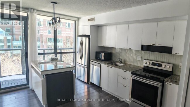 Building Photo - 110 Charles St E