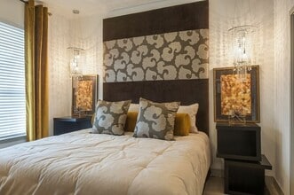 Building Photo - 2111 Westheimer Rd