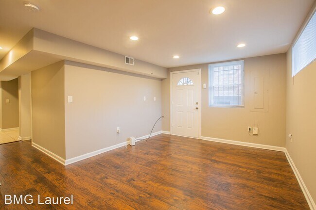 Building Photo - 2 br, 1 bath House - 4709 Jay St NE (#B)