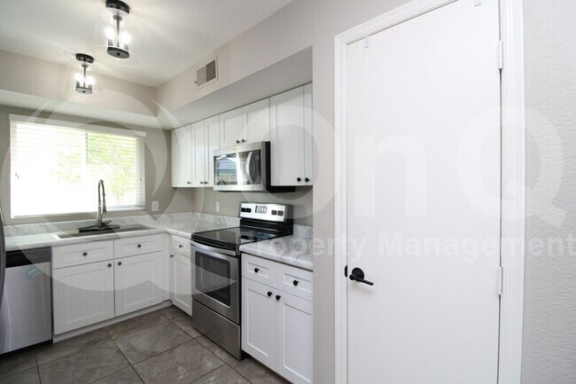 Foto del edificio - 3728 W Villa Theresa Dr