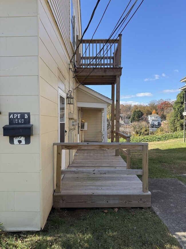 Foto del edificio - 1424 W. Fourth St. - 3 Unit