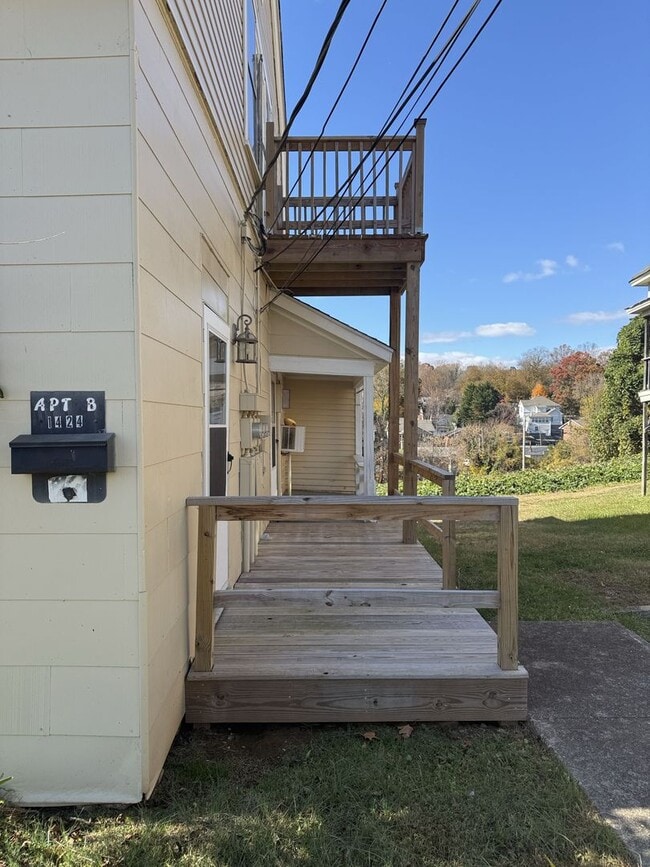 Building Photo - 1424 W. Fourth St. - 3 Unit