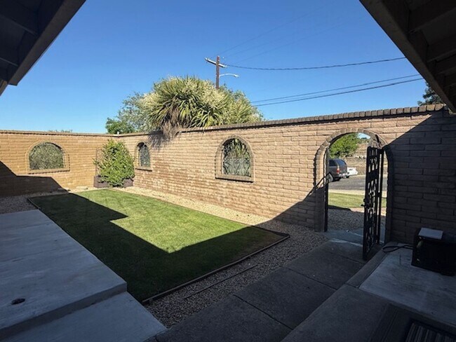 Foto del edificio - Remodeled 3 Bedroom Home with Bay Views + Stunning Backyard Patio