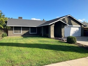 Building Photo - 3813 Saguaro Cir