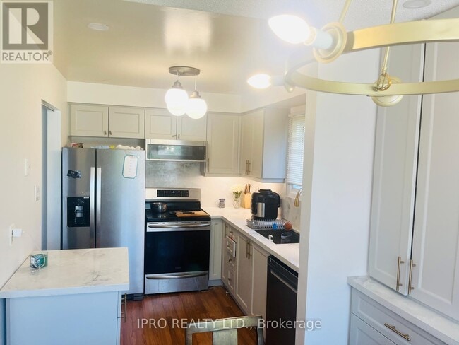 Building Photo - 3455-3455 Caplan Crescent