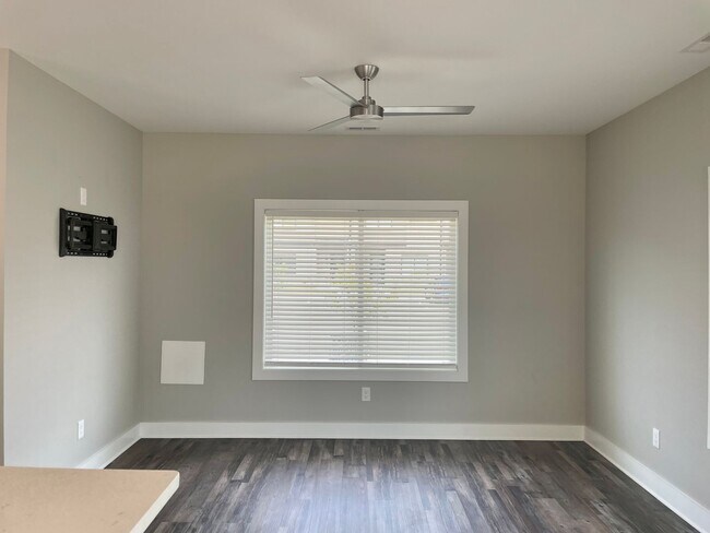 Foto del edificio - Luxury End Unit Townhouse in Campbell County
