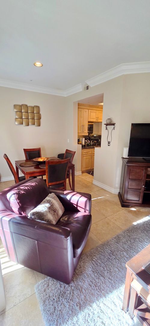 Foto del edificio - Short or long term available! Beautiful furnished 1 bedroom located in the heart of the strip!