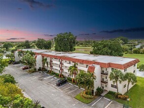 Building Photo - 9811 N Hollybrook Lake Dr