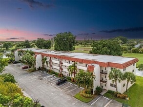 Building Photo - 9811 N Hollybrook Lake Dr
