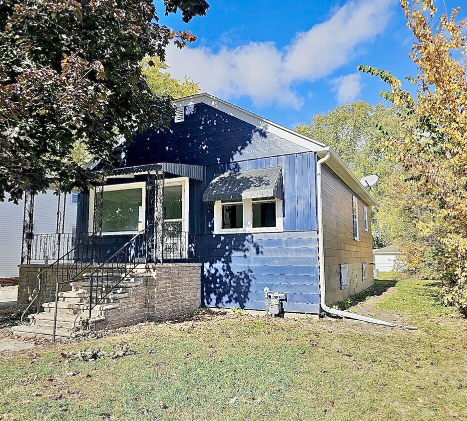 Primary Photo - Three Bedroom Green Bay House