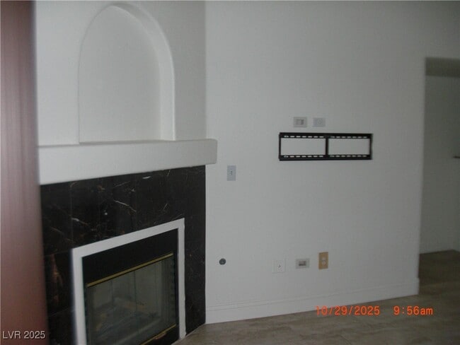 Building Photo - 950 Seven Hills Dr