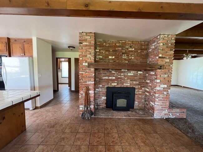 Building Photo - Beautiful Country Home with Solar!