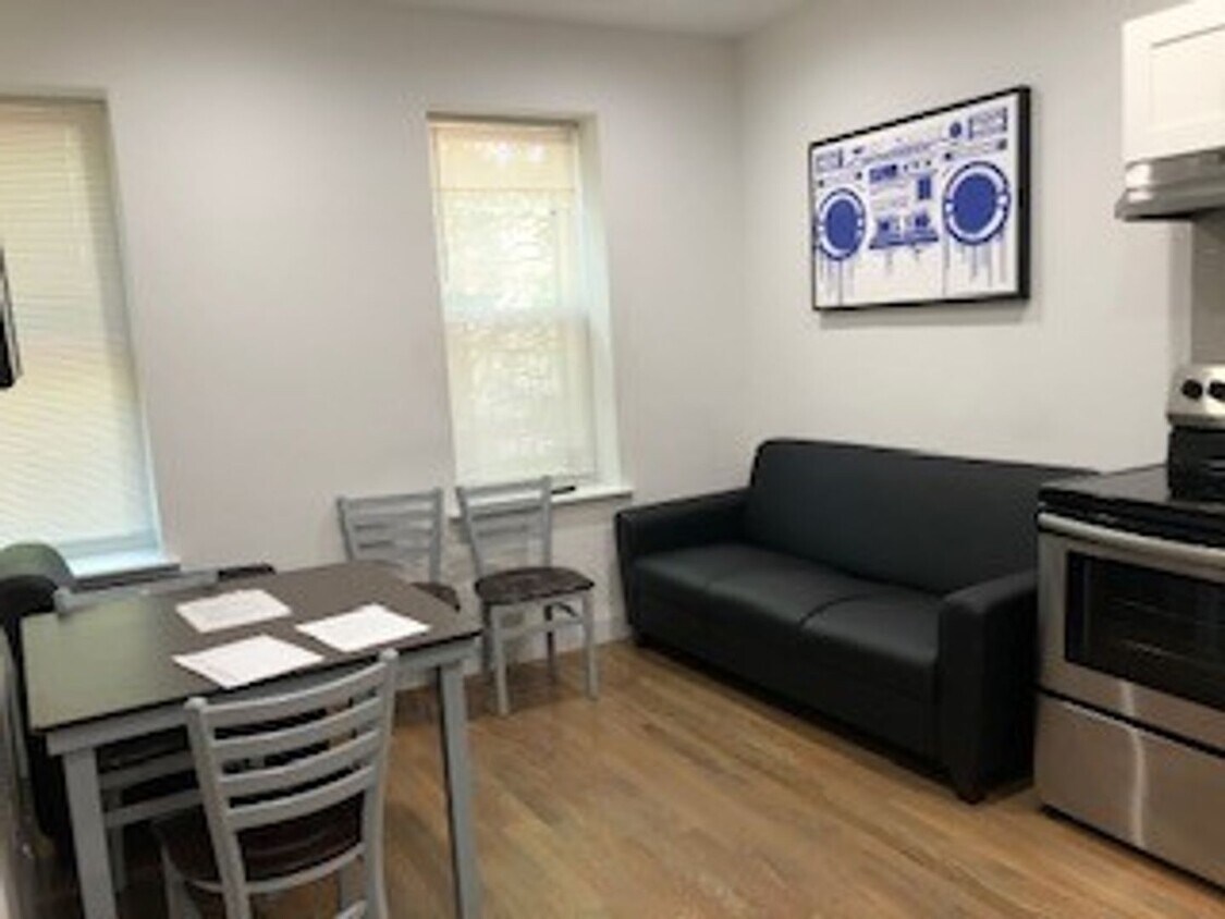 Foto principal - 512 E 188th St