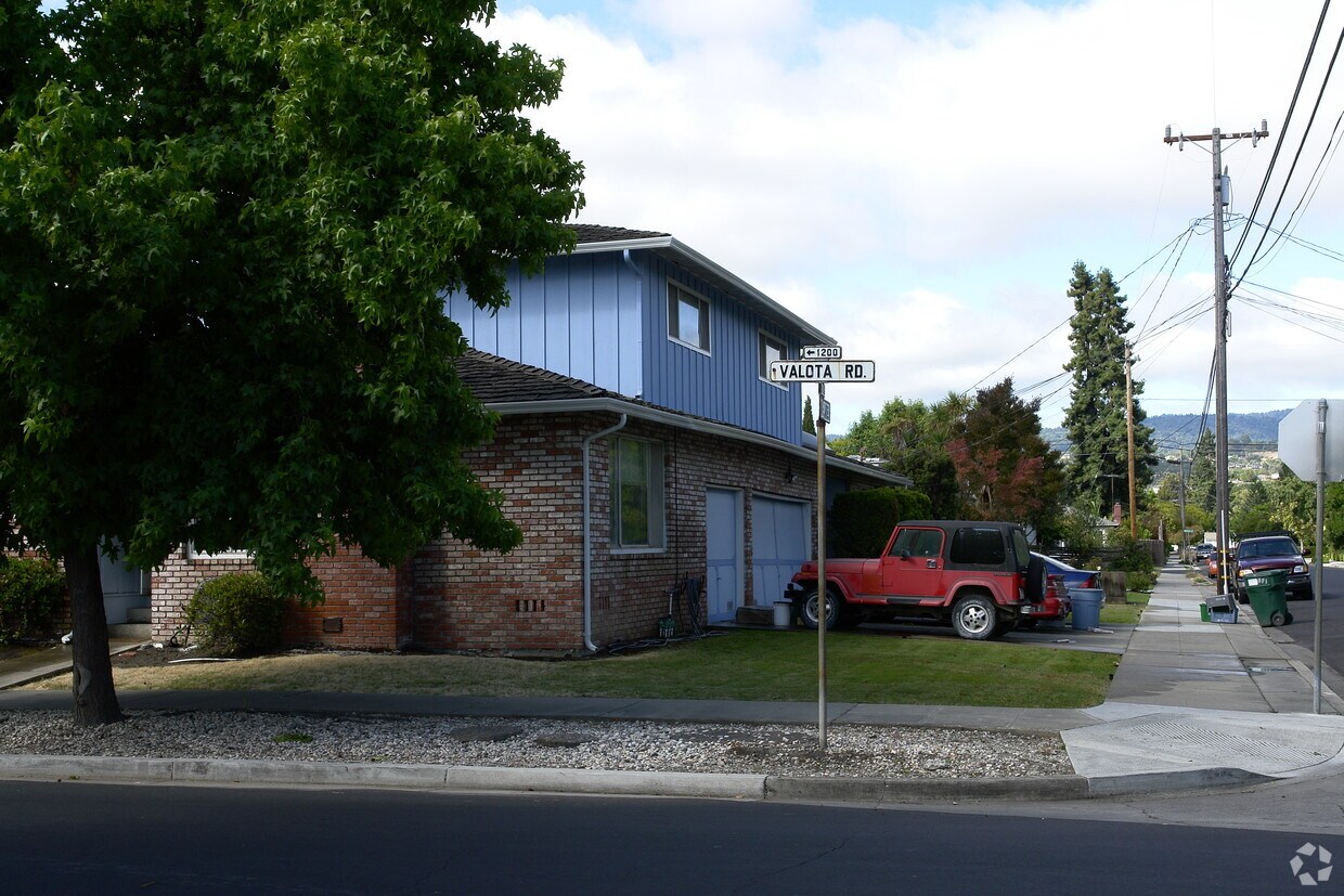 Foto del edificio - 1202 Valota Rd. & 1705 Oa