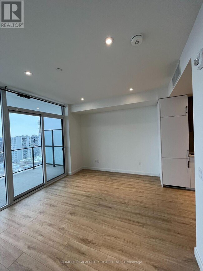 Photo du bâtiment - 741-741 King St W