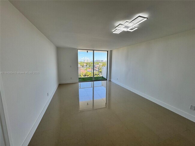 Foto del edificio - 2000 NE 135th St
