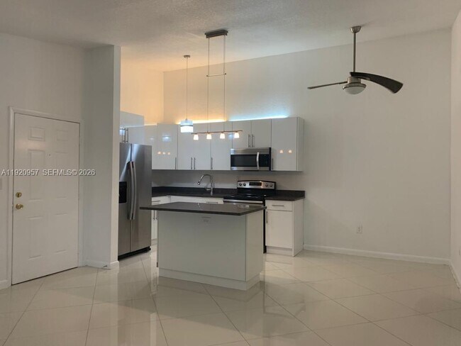 Foto del edificio - 907 NE 199th St