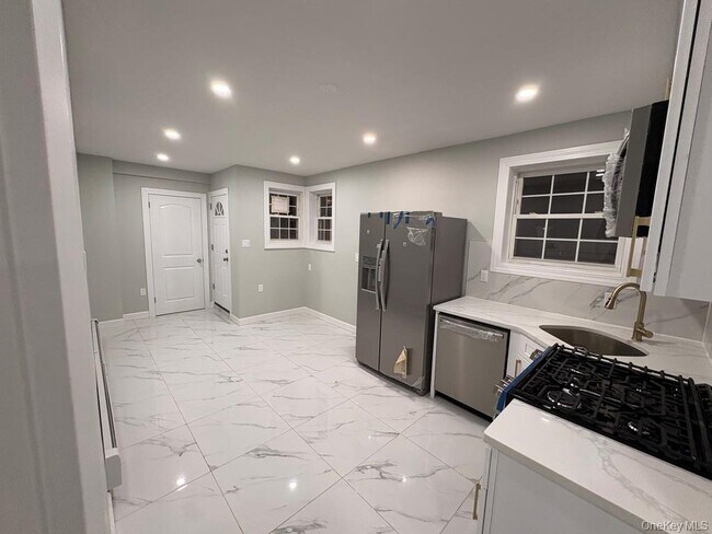 Foto del edificio - 2819 Schurz Ave