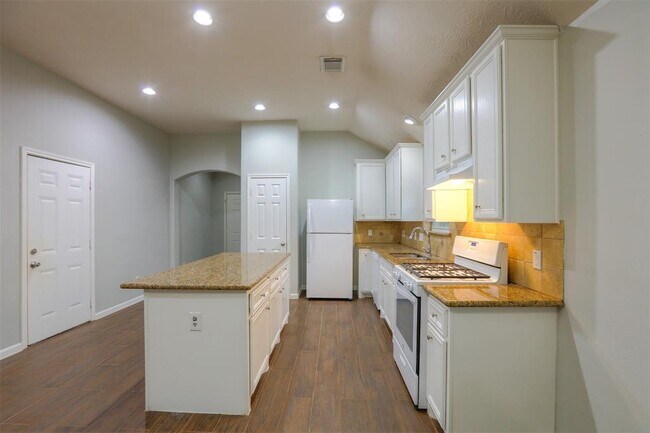 Building Photo - 22543 Sweetglen Ct