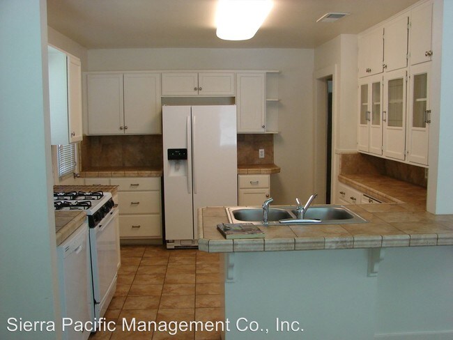 Building Photo - 1123-1135 Plumas St