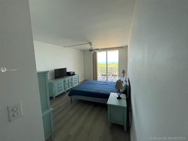 Foto del edificio - 8233 Harding Ave