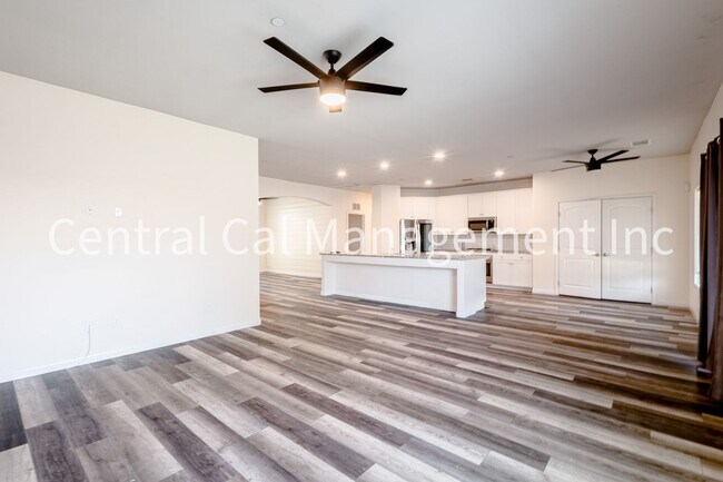 Foto del edificio - 4 Bedroom/2 Bath Home in the Southwest - $2595 Per Month!