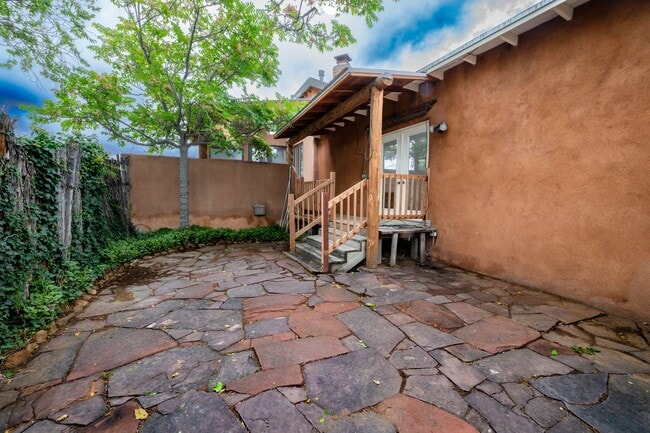 Building Photo - Sunlit One-Bedroom Gem