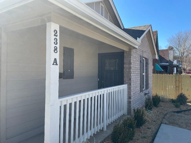 Foto del edificio - 238 E Young Pl