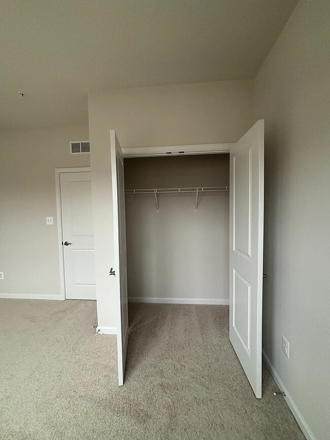 Dormitorio - 6049 Beake St