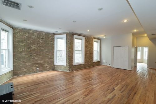 Building Photo - 835 N Damen Ave