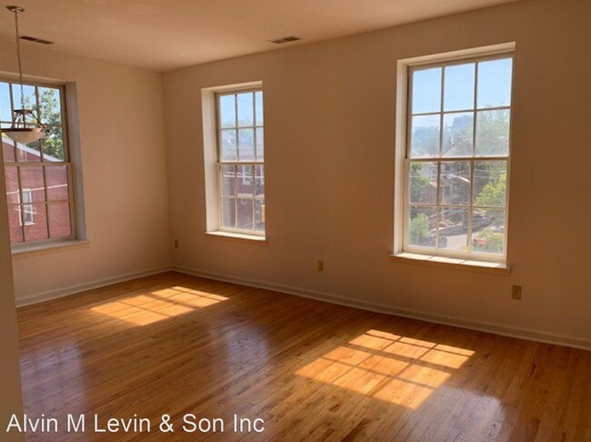 Building Photo - 706 S 11th St