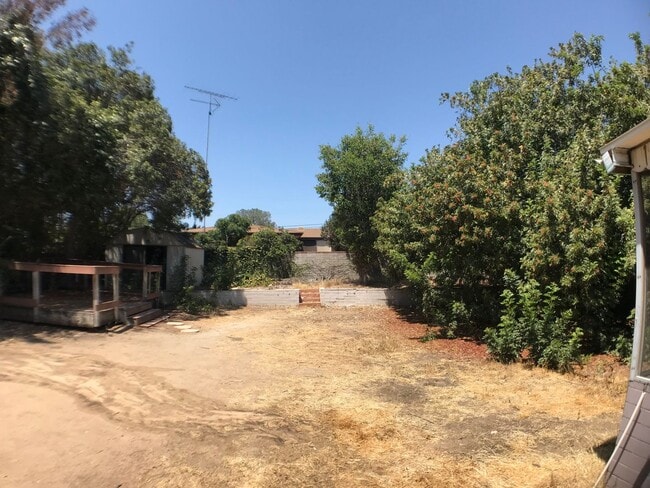 Building Photo - BEAUTIFUL WOOD FLOORS IN THIS- 5 BED 2 BATHROOM- Includes maid service